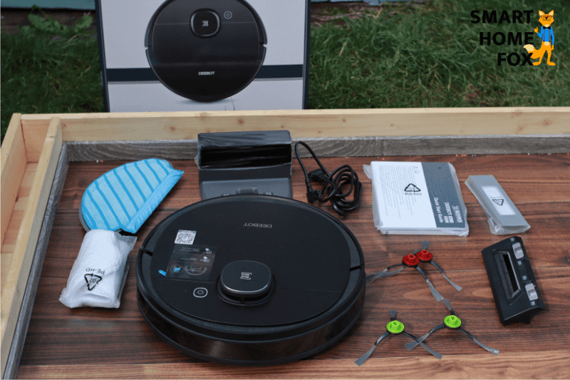 Весь комплект поставки Ecovacs Deebot OZMO 950 находится на полу.